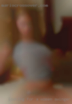 Looking women swinger for a partner in the bedroom.